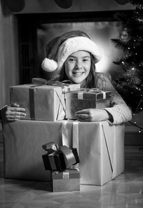 可爱小女孩微笑着摆姿势与圣诞礼品盒的肖像