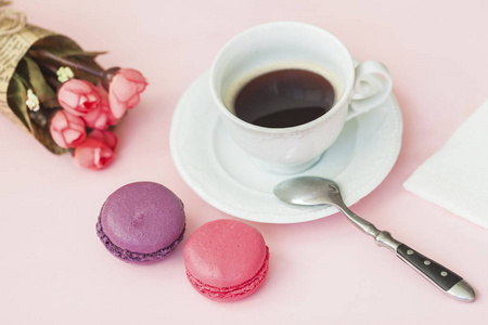 粉红色和 vioet 马卡龙, 杏仁, 花束的春天的花朵和杯咖啡, 勺子, 顶部的看法。浪漫的早晨, 礼物为心爱的