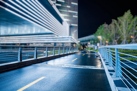 空的城市道路，晚上在中国城市中的视图