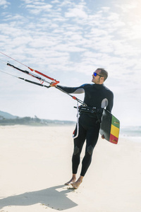 英俊的男人 kitesurfer 的肖像