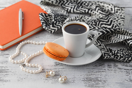 珠宝首饰和咖啡的杯桌上早上 brearfast