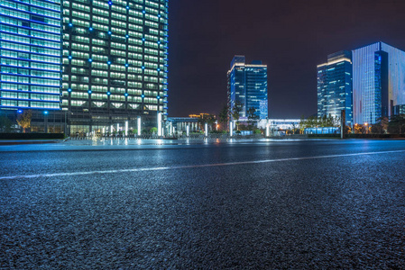 空的沥青路面，通过现代化的城市，在上海，中国