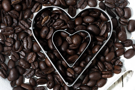 概念的照片从顶视图特写咖啡豆的心