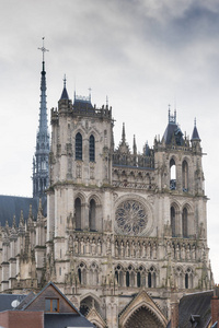 亚眠教堂的前立面图片