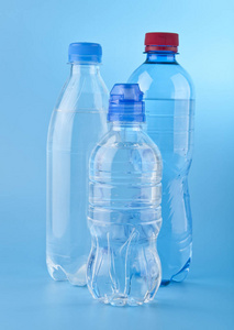 蓝色背景下的瓶装水