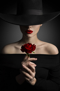 戴着黑帽子的女人捧玫瑰花, 时尚模特美女肖像, 红唇