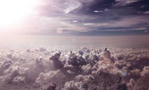 超现实的天空场景。天上的云飞越