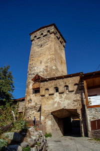Svanetian 塔的看法在 Mestia 村庄。上部上斯瓦涅季亚, G