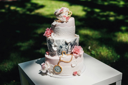 漂亮的婚礼蛋糕，蛋糕的特写和模糊背景，选择性焦点