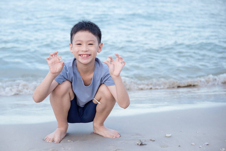 在海滩上捡贝壳的男孩