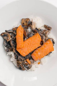 白盘炖蘑菇和鲑鱼片的特写