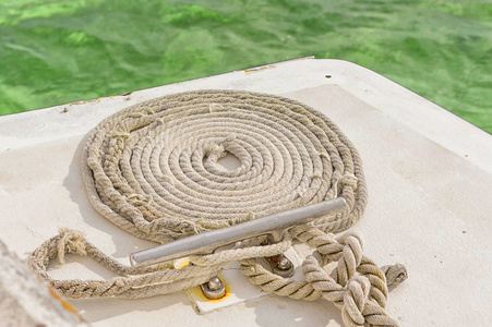 绳子整齐地折叠在船甲板上。