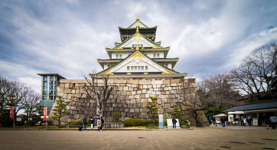 在阴天大阪城堡前视图