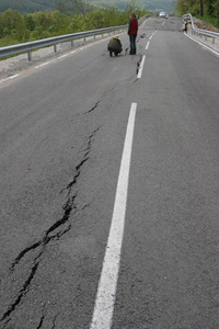 道路坍塌, 裂缝巨大。在恶劣的建筑之后, 国际公路倒塌了。公路路面破损。沥青路面坍塌和倒塌。侵蚀.垂直