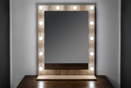 美丽的镜子在现代化妆室