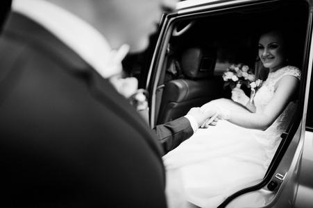 新郎把新娘的手在车里