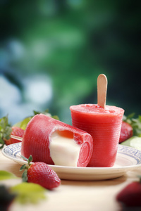 草莓口味的冰淇淋图片