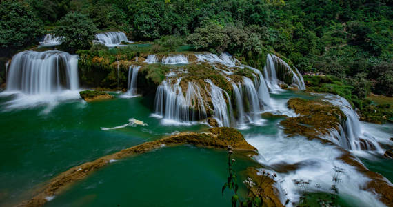 Gioc 瀑布德天瀑布坂 Gioc 瀑布是越南最壮观的瀑布, 位于大坝翠公社, Trung 庆区, 曹浜