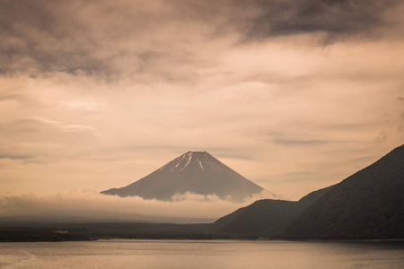 富士山和本栖湖湖