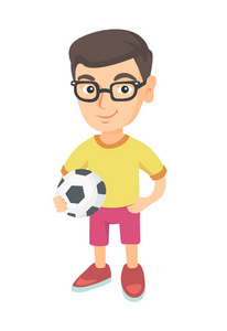 小高加索的男孩抱着一个足球球
