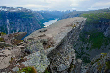 徒步旅行的地方   trolltunga，巨魔的舌头，岩石 skjegedall，与旅游和湖 ringedalsvatnet