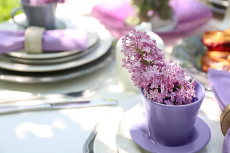 淡紫色的花茶杯