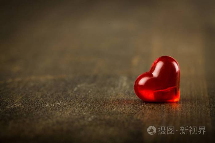木制的桌子上的红色明亮的心
