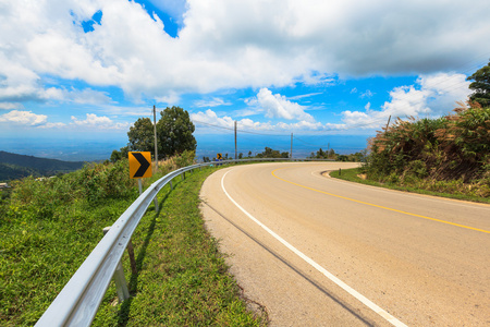 曲线沥青道路视图