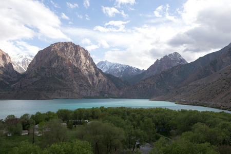 无垠的湖面伊斯坎德尔库尔。塔吉克斯坦