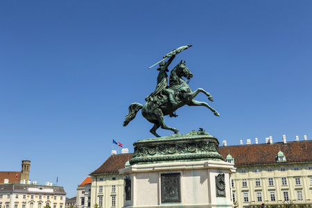 Heldenplatz 在奥地利王储查尔斯骑马雕像