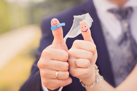 爱上了漆面带笑容和拥抱幸福的情侣