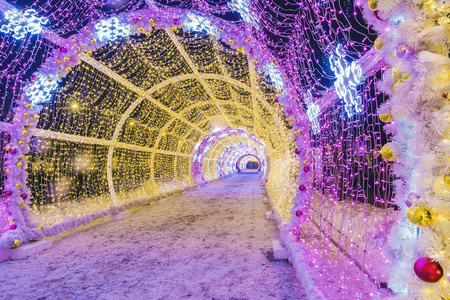 在莫斯科的圣诞节。Tverskoy 大道上光隧道