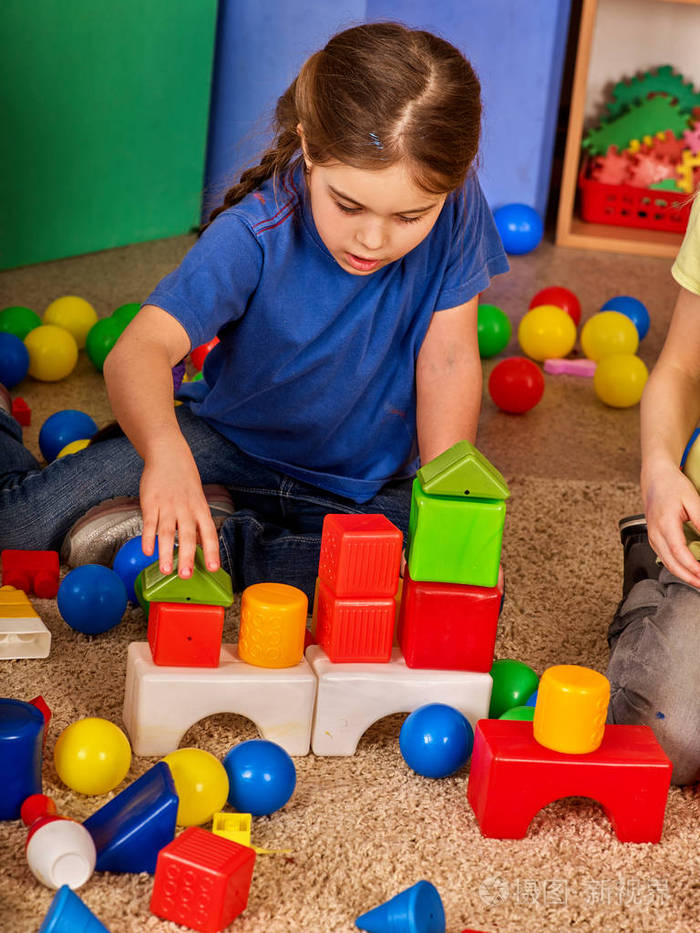 儿童幼儿园中的构建基块组孩子玩玩具地板