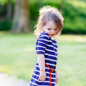 可爱的孩子的小姑娘在夏天公园的肖像
