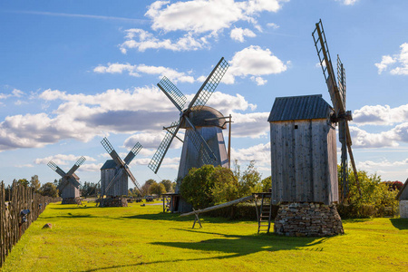 传统的 Saaremaa 岛，爱沙尼亚的木制风车。秋日阳光