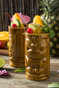 清爽的冷 Tiki 喝鸡尾酒