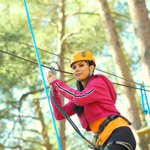 女孩从事登山