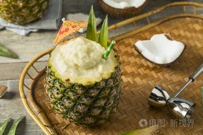 冻结椰林飘香鸡尾酒在菠萝