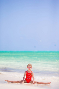 积极开心的白色海滩上的小女孩