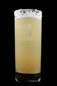 咸狗是一种饮料，含有杜松子酒或伏特加酒和葡萄柚汁中盐镶边的玻璃