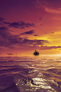 长尾船在日落时甲米奥南海滩图片
