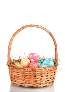 孤立在白色的篮子里的多彩复活节彩蛋。