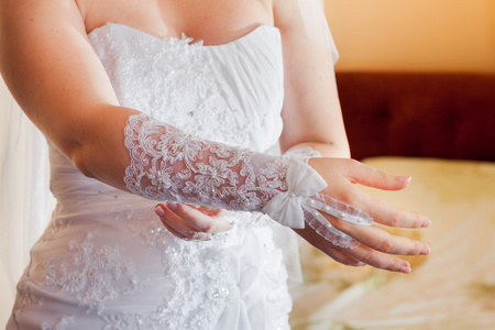 新娘穿着婚纱手套