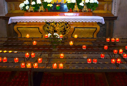 教堂蜡烛在红色和黄色的透明水晶吊灯