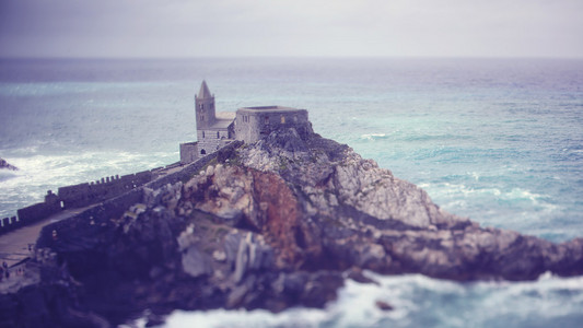 在靠近海边的悬崖上的美丽城堡