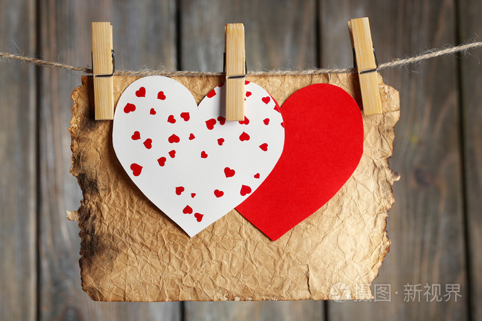 明亮的心和卡挂在绳子上
