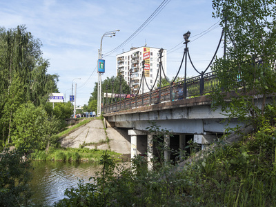 普希金诺，俄罗斯   在 2015 年 6 月 1 日。在阳光灿烂的夏天一天中的城市景观