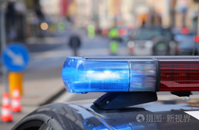 蓝色闪烁的警车的警笛声在路障