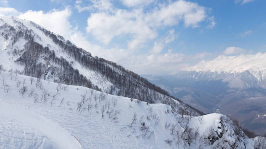 高山滑雪在山中，索契