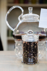 在一瓶玻璃茶壶和茶厂酿造的凉茶